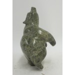 sculpture ours dansant pierre serpentine vert pâle vue de côté