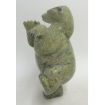 sculpture ours serpentine vert pâle dansant de côté 