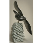 vue de face de sculpture aigle en vol