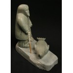 chasseur Inuk a attrapé un phoque sculpture pierre grise