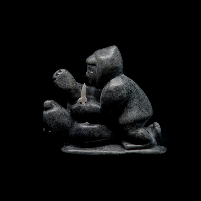 Sculpture de pierre grise Inuk capturant ourson 