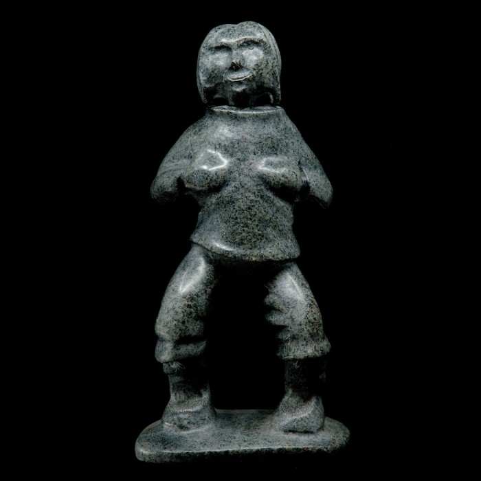 Sculpture de pierre grise Inuk debout mains dans les poches