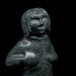 Sculpture pierre Inuk mains dans les poches