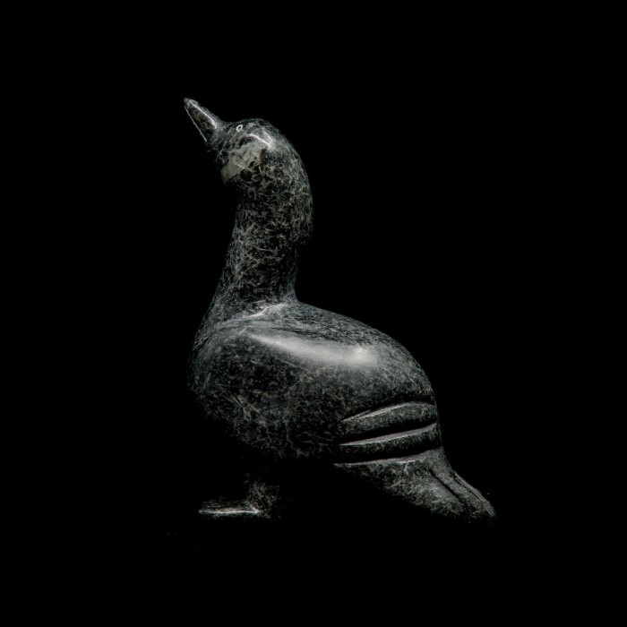 Sculpture de pierre gris bernache sur ses pattes