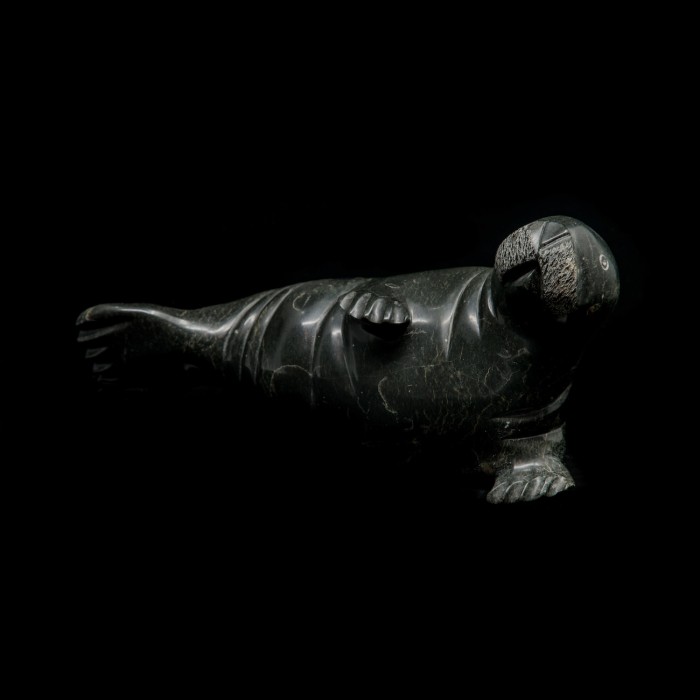 sculpture serpentine noir phoque couché 