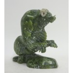 sculpture vert jade en serpentine d'un boeuf musqué dressé sur ses pattes arrière 