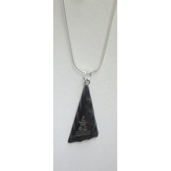 Collier inukshuk gravé sur  fanon de baleine 