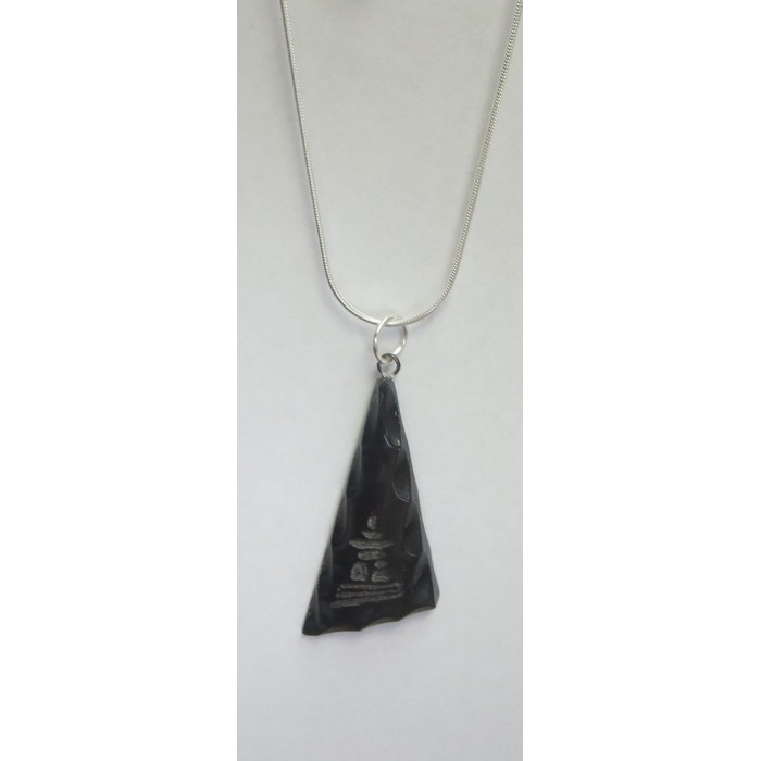 Collier inukshuk gravé sur  fanon de baleine 