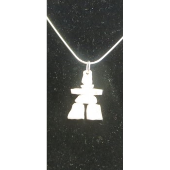 Collier inukshuk en bois de caribou 