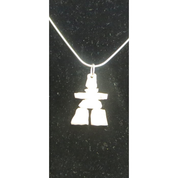Collier Inukshuk en bois de caribou