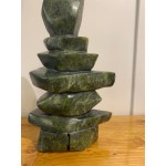 sculpture pierre foncée vert inukshuk