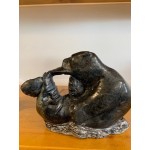 sculpture de pierre grise ours polaire dévore phoque vue de côté